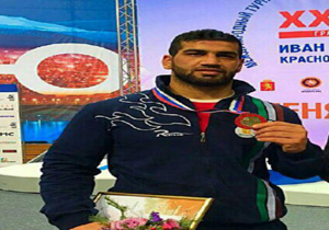 مدال برنز بر گردن پهلوان صادق زاده