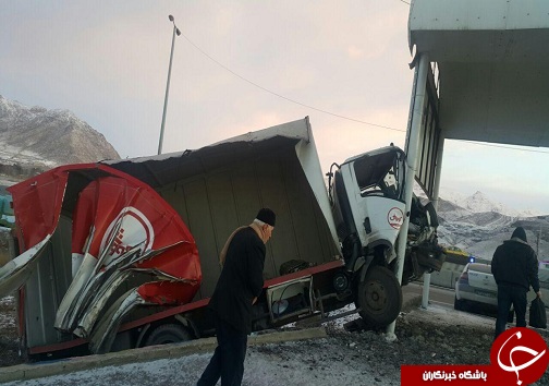 واژگونی کامیون در آزاد راه قزوین ، کرج