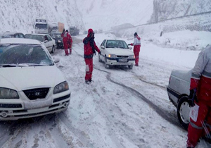 امداد رسانی به 300 خودرو گرفتار در برف