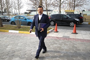 داورزنی در سناریوی چند صندلی و یک مرد