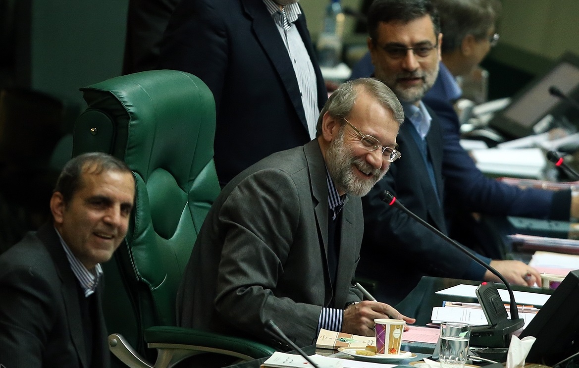 استاد چاقوشناسی مجلس: مجید جان دلبندم، فنر نه ضامن !/یک پرسپولیسی در صحن!/ یه ساطور برای دعوا نگه دارید!