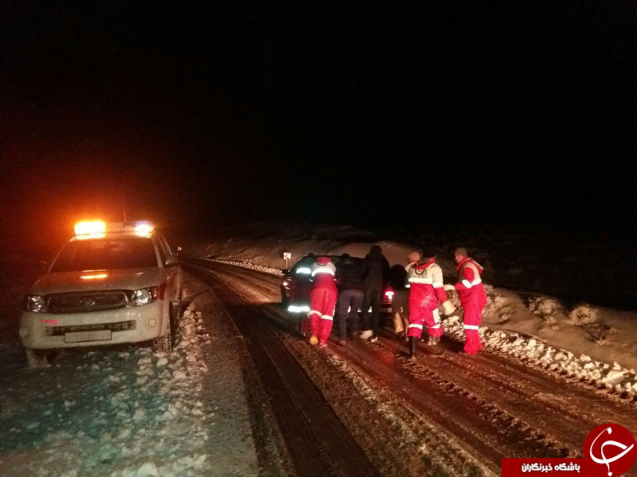 نجات 45مسافر گرفتار در برف توسط نیروی های هلال احمر