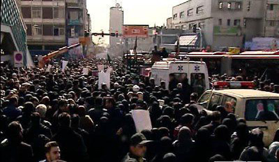 پیکر شهدای حادثه پلاسکو بر دوش آتش&zwnj;نشان&zwnj;ها/ محدودیت ترافیکی اطراف مصلی امام خمینی(ره) + فیلم و عکس