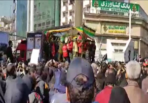 خداحافظی باشکوه مردم با آتش‌نشانان فداکار + فیلم