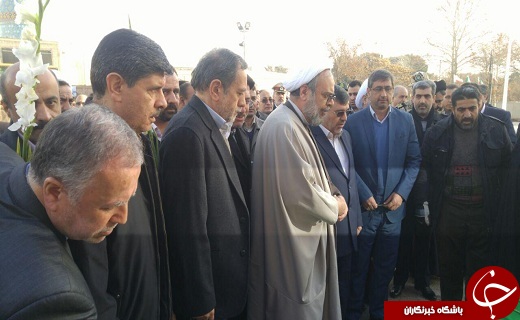 ادای احترام به مقام شهدا در اولین روز از فجر انقلاب