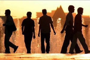 بیش ترین فشار و هجمه دشمنان روی جوانان