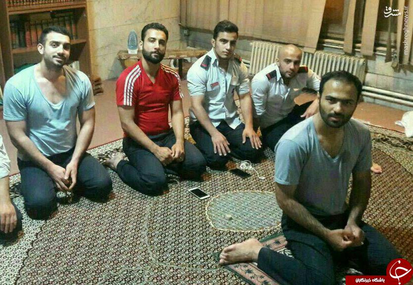 عکس/ شهید میرزاخانی، پیش نماز دوستان آتش نشان