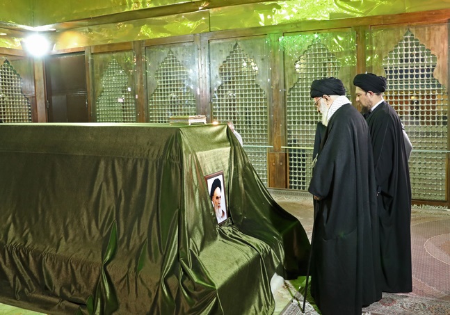 حضور رهبر معظم انقلاب در مرقد مطهر امام راحل و گلزار شهدای بهشت زهرا+ تصاویر