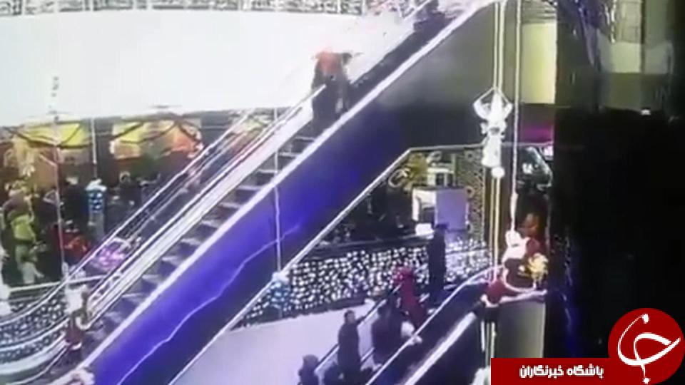 بی احتیاطی مادر جوان روی پله برقی فاجعه آفرید/فیلم(18+)