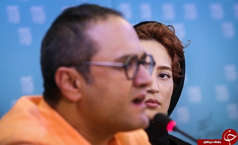 حرکت&zwnj;های عجیب رامبد جوان در یک نشست خبری+تصاویر