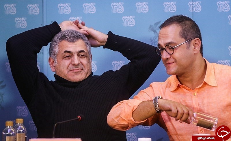 حرکت&zwnj;های عجیب رامبد جوان در یک نشست خبری+تصاویر