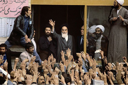 سرازیر شدن سیل مشتاقان دیدار با امام/واکنش بختیار به سخنرانی رهبر انقلاب