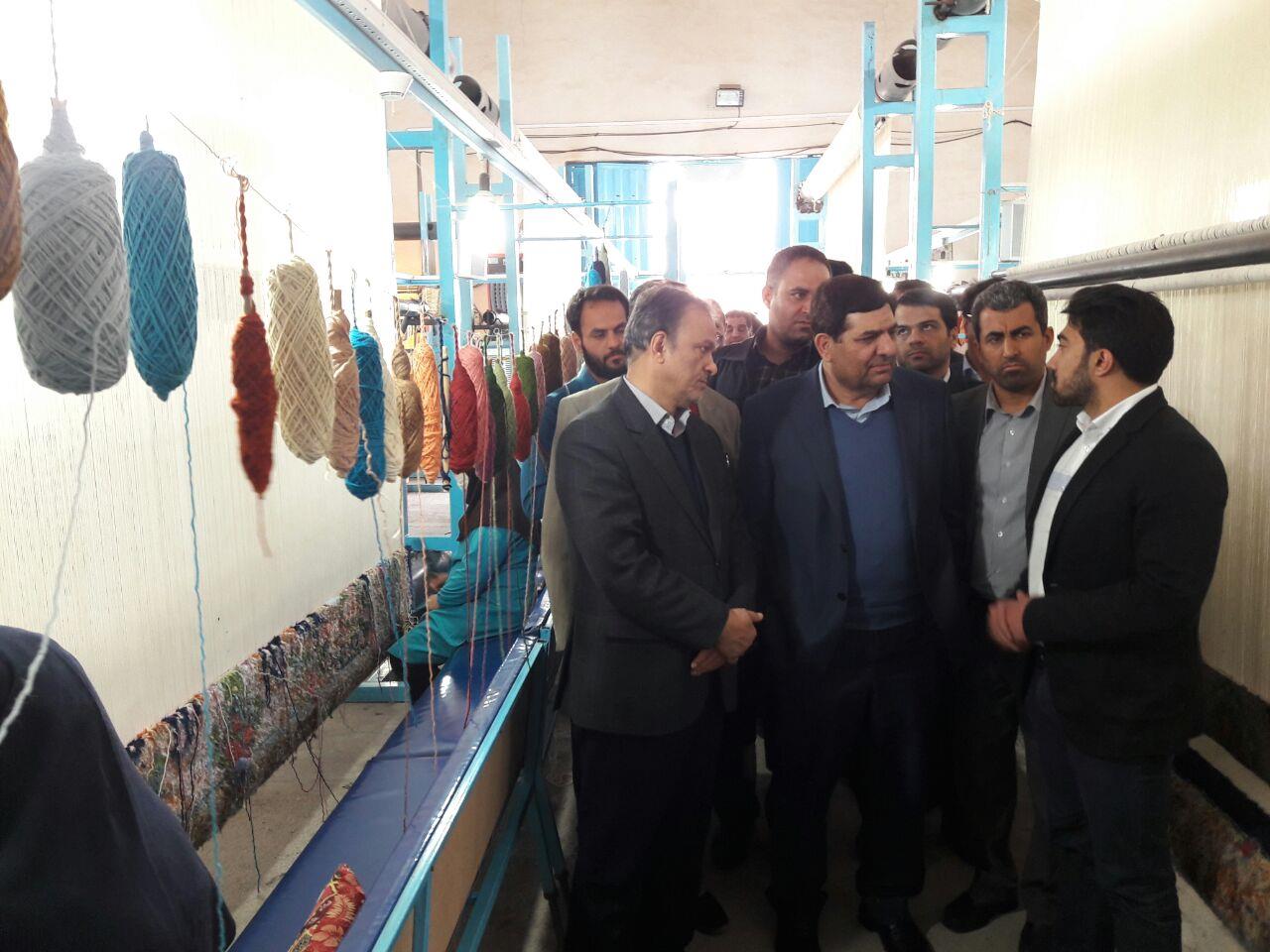 بازدید رئیس ستاد اجرایی فرمان امام از کارگاه قالی بافی
