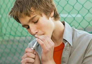 چطور با نوجوانمان که سیگاری شده، رفتار کنیم؟