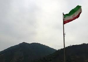 اهتزاز پرچم ایران بر بلندای شعله بسطام