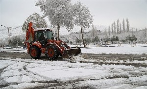 فعالیت بیش از 700 نفر برای برفروبی معابر شهری