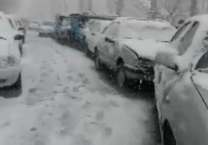 تصادف زنجیره ای شدید چند خودرو در برف! + فیلم