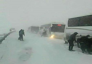 گرفتار شدن 12 دستگاه اتوبوس مسافربری در جاده اردبیل _ سرچم
