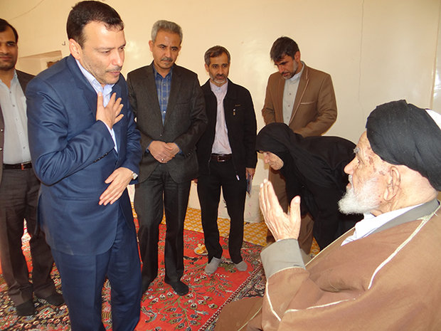 دیدار مسئولان دشتی با خانواده شهدا دیدار مسئولان دشتی با خانواده شهدا