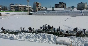 آغاز برف روبی ورزشگاه عضدی رشت