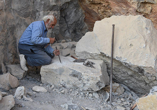 پیرمردی که از دل کوه نان می خورد