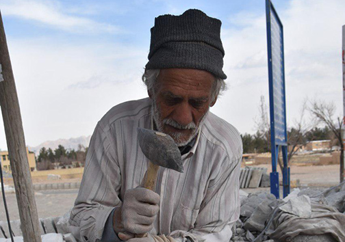 پیرمردی که از دل کوه نان می خورد