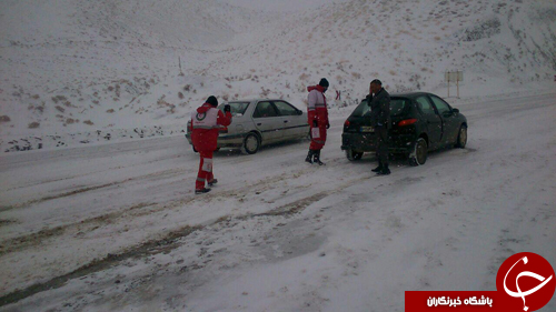 امدادرسانی نیروهای هلال احمر به مسافران گرفتار در برف و کولاک