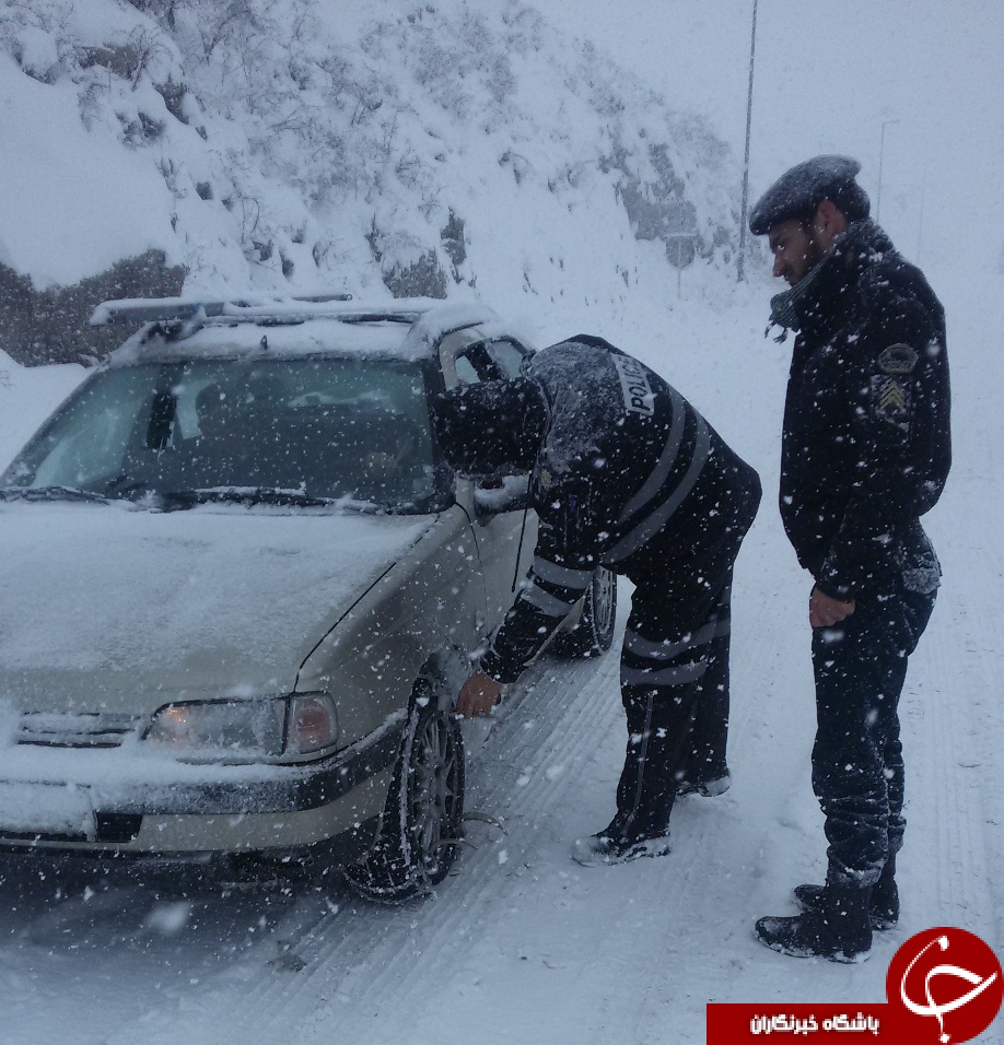 ایثارگری پلیس راه در امدادرسانی به خودروهای گرفتار شده در برف+ تصاویر