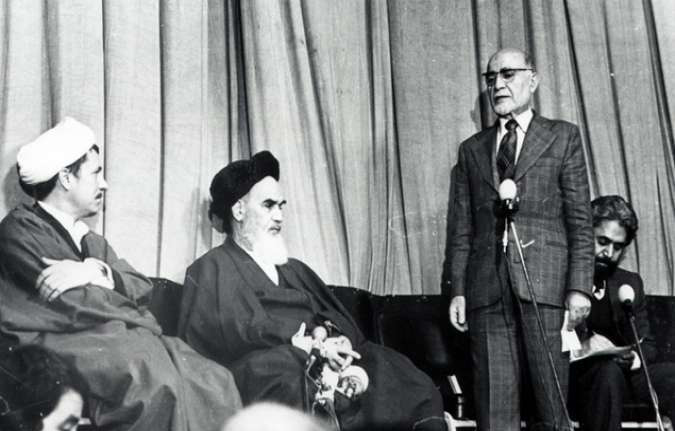 قرائت حکم نخست وزیری بازرگان توسط حجت&zwnj;السلام هاشمی رفسنجانی