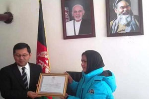 دختر اسکى باز افغانستانی مورد تقدير قرار گرفت