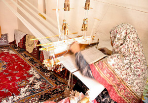 اهالی روستانی مرک،نساجی سنتی یاد می گیرند