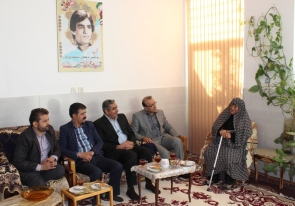 دیدار مدیر کل تعاون، کار و رفاه اجتماعی با خانواده شهدا