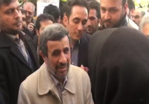 حضور احمدی‌نژاد در مراسم ختم خواهر حبیب کاشانی + فیلم