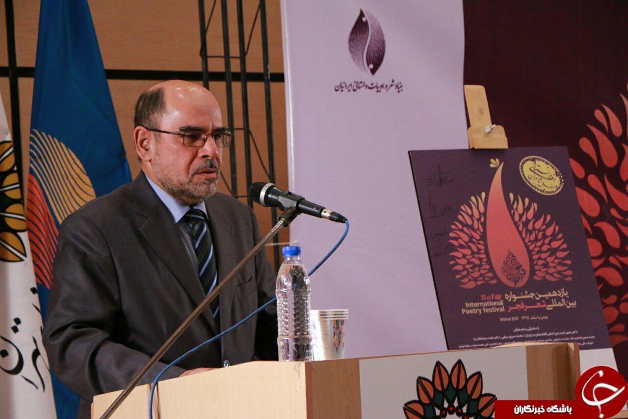 شاعران و نویسندگان افغانستان هنرشان را محدود به قوم و مذهب خاص نکنند