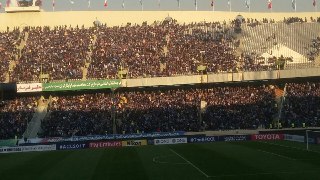 حضور 30 هزار تماشاگر در ورزشگاه آزادی/ پرچم ایران در دست هواداران استقلال