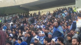حضور 30 هزار تماشاگر در ورزشگاه آزادی/ پرچم ایران در دست هواداران استقلال