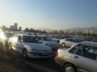 حضور 30 هزار تماشاگر در ورزشگاه آزادی/ پرچم ایران در دست هواداران استقلال