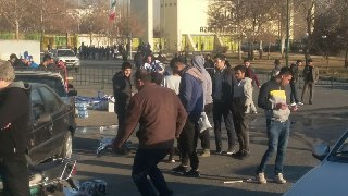 حضور 30 هزار تماشاگر در ورزشگاه آزادی/ پرچم ایران در دست هواداران استقلال