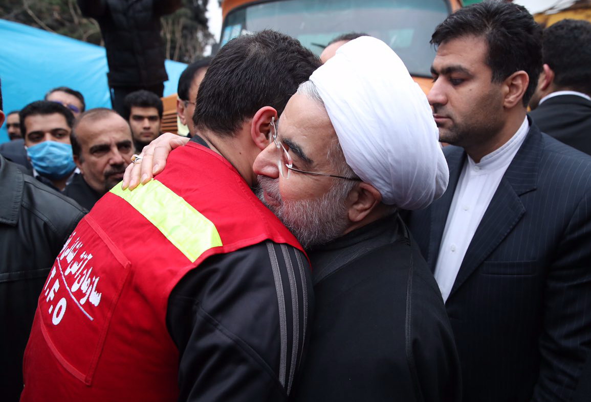 دلجویی رئیس جمهور از آتش نشانان حاضر در محل پلاسکو