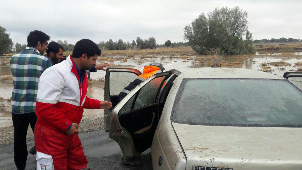 خودرو پژو به دام رودخانه فصلی قلعه گنج افتاد