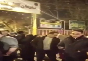 برگزاری مراسم دعا مقابل ایستگاه آتش‌نشانی شهر  امیدیه + فیلم