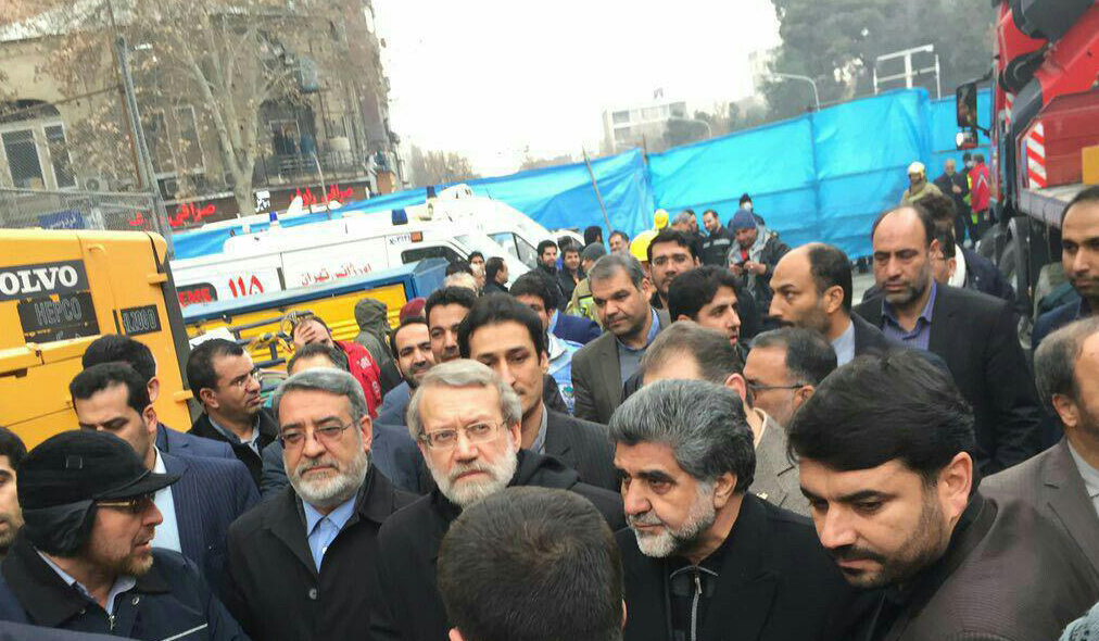 علی لاریجانی در محل حادثه پلاسکو حاضر شد
