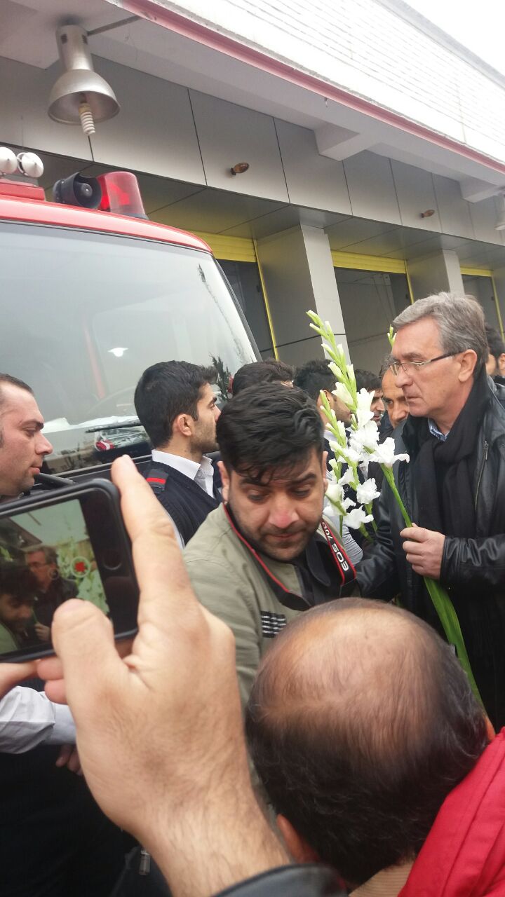 برانکو با شاخه گل به آتشنشانان ادای احترام کرد