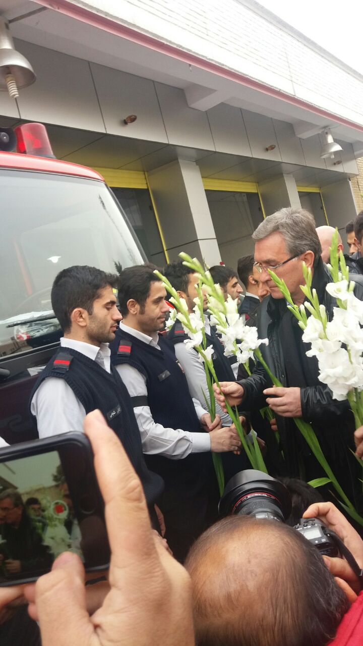 برانکو با شاخه گل به آتشنشانان ادای احترام کرد