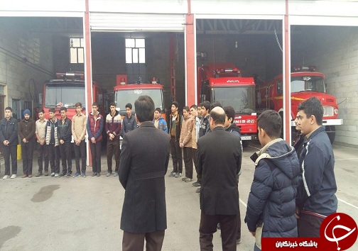 ادای احترام دانش آموزان به آتش نشانان
