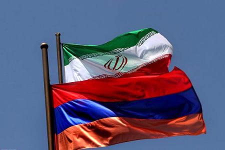 رهبر مذهبی ارامنه با حضور در سفارت ایران در ایروان دفتر یادبود انقلاب را امضا کرد