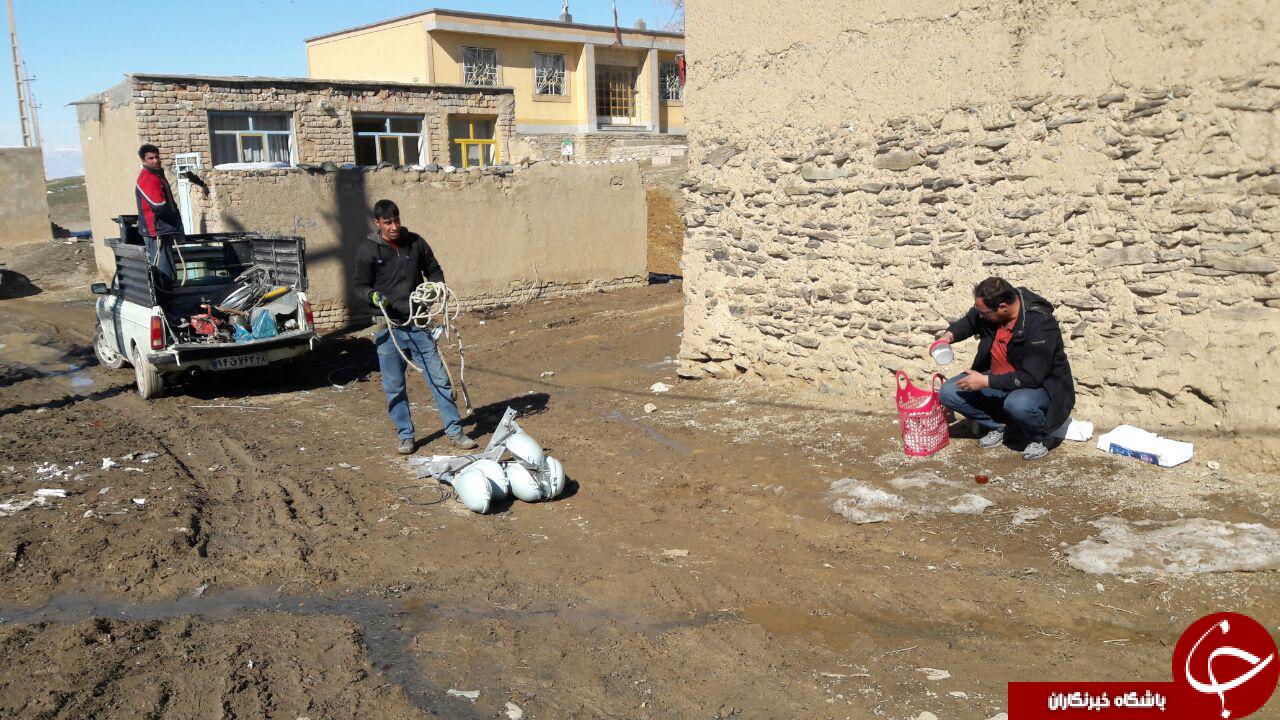 نصب چراغ&zwnj;های تیربرق با همت اهالی روستای گوانله + تصاویر