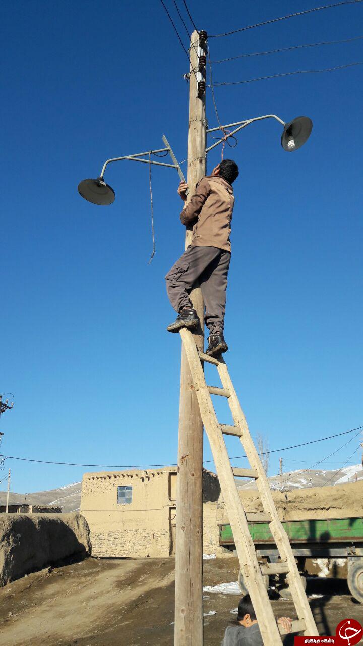 نصب چراغ&zwnj;های تیربرق با همت اهالی روستای گوانله + تصاویر