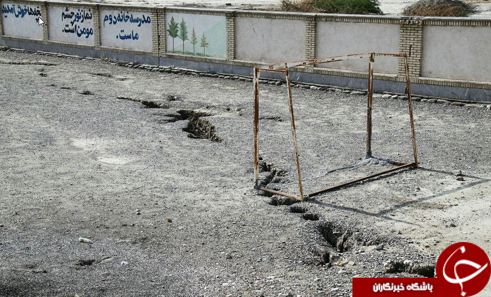 چاله چوله های حیاط مدرسه زخمی بر چهره دانش آموزان + تصاویر