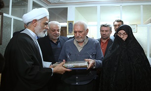 معاون حقوقی رییس جمهور با خانواده شهیدان رسولی در اسلامشهر ملاقات کرد
